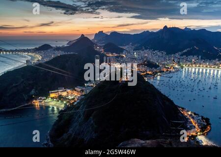 Vue aérienne de Rio de Janeiro, Brésil. Prise de la montagne de Sugarloaf. Banque D'Images