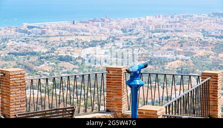 Télescope touristique sur un point de vue dans le parc de Mijas Pueblo. Mer Méditerranée et ville de Fuengirola au loin. Costa del sol, Andalousie, Espagne Banque D'Images