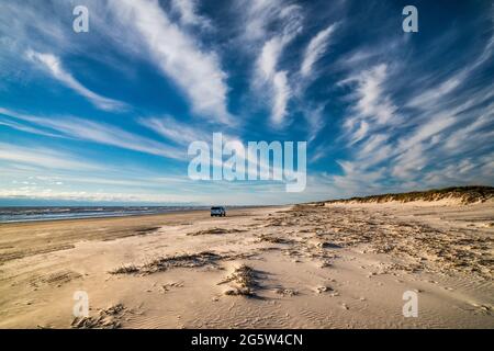 Cirrostratus nuages au-dessus de la plage de la côte du golfe à marée basse, Padre Island National Seashore, près de Corpus Christi, Texas, États-Unis Banque D'Images