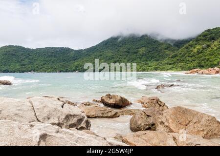 Plage de Praia Meio dans le village de Trindade près de Paraty, État de Rio de Janeiro, Brésil. Banque D'Images