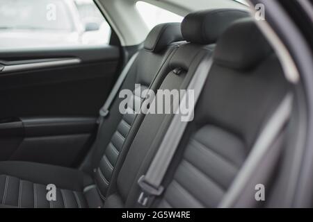 Sièges arrière dans une voiture de luxe moderne Banque D'Images