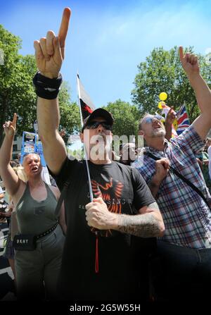 Les manifestants crient et brandissent des slogans lors de la manifestation à Westminster.les manifestants se rassemblent devant Downing Street pour protester contre l'annonce par Boris Johnson d'une extension de la réglementation sur le confinement au Royaume-Uni qui, selon eux, viole leurs droits humains. Ils protestent également contre la poursuite du port de masques et d'être soumis au programme de vaccination. Banque D'Images