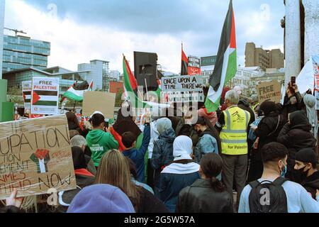 Manchester, Royaume-Uni - 22 mai 2021 : des gens de Piccadilly Gardens protestent contre l'action à Gaza. Banque D'Images