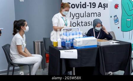 Turquie le 29 juin 2021. Les Turcs âgés de 18 ans et plus ont reçu une dose de Pfizer-BioNTech et du vaccin chinois Sinovac, selon la campagne de vaccination contre le COVID-19, dans un centre de vaccination d'un centre commercial, Izmir, en Turquie, le 29 juin 2021. La campagne de vaccination dans le centre commercial Westpark Outlet a été organisée par la Direction de la santé provinciale d'Izmir et la Direction de la santé du district de Bayraklı. Bien que les visiteurs et les employés du centre commercial aient vacciné, il a observé que les jeunes de plus de 18 ans ont manifesté de l'intérêt. Banque D'Images