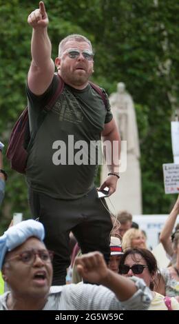 Les manifestants crient et brandissent des slogans lors de la manifestation à Westminster.les manifestants se rassemblent devant Downing Street pour protester contre l'annonce par Boris Johnson d'une extension de la réglementation sur le confinement au Royaume-Uni qui, selon eux, viole leurs droits humains. Ils protestent également contre la poursuite du port de masques et d'être soumis au programme de vaccination. Banque D'Images