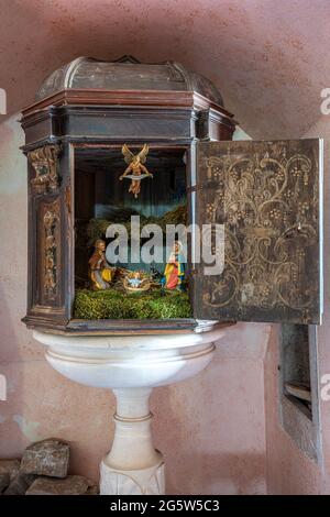 Petite scène de nativité dans un ancien tabernacle en bois incrusté. Vastogiradi, province d'Isernia, Molise, Italie, Europe Banque D'Images