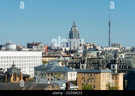 Vue de dessus des toits des bâtiments résidentiels dans le quartier d'Arbat, Moscou. Centre d'affaires d'Oruzheiny et tour de télévision d'Ostankino en arrière-plan Banque D'Images