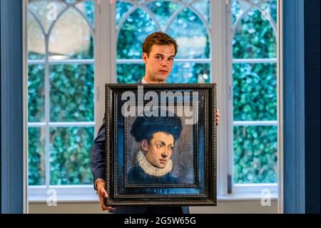 Londres, Royaume-Uni. 30 juin 2021. Un Tintoretto perdu à Benappi Fine Art - le portrait d'un jeune homme vénitien a été longtemps perdu et s'est retourné à une maison de vente aux enchères régionale comme une œuvre non identifiée. Il est sur la vue publique pour la première fois pendant la London Art week qui se déroule du 2 au 16 juillet dans les galeries de Mayfair & St James's, Soho, Bloomsbury, South Kensington, Holland Park et Richmond. Crédit : Guy Bell/Alay Live News Banque D'Images