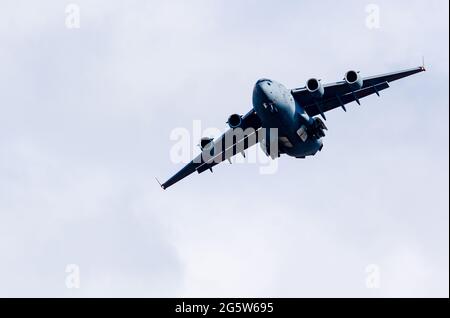 RAF C17 sur un vol d'entraînement pendant la journée avec un ciel bleu clair. Copier l'espace Banque D'Images