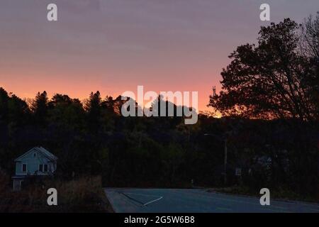 Lever du soleil se lève sur les collines de la 1ère rue à Taylors Falls, Minnesota, États-Unis. Banque D'Images