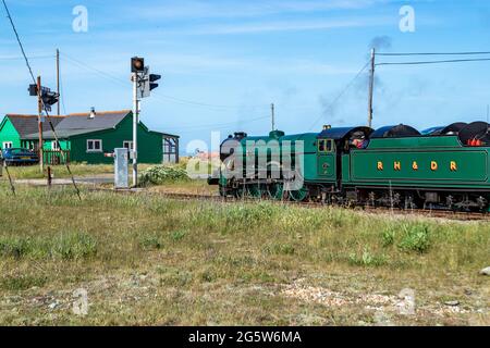 Le Loco Steam Southern Maid, du chemin de fer de Romney, Hythe & Dymchurch, traversant la zone de la Dungeness Easte, Kent, Royaume-Uni. Banque D'Images