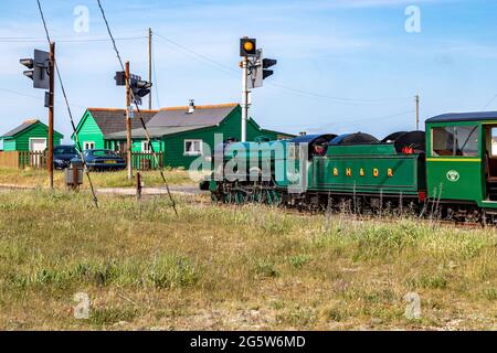 Le Loco Steam Southern Maid, du chemin de fer de Romney, Hythe & Dymchurch, traversant la zone de la Dungeness Easte, Kent, Royaume-Uni. Banque D'Images