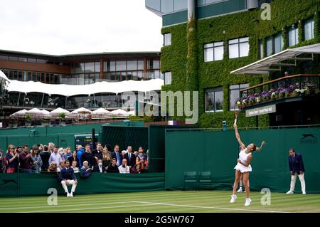 Camila Giorgi sert lors de son premier match des femmes célibataires contre Jil Teichmann sur le court 6 le troisième jour de Wimbledon au All England Lawn tennis and Croquet Club, Wimbledon. Date de la photo: Mercredi 30 juin 2021. Banque D'Images