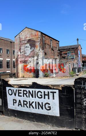 Panneau de stationnement de nuit et Graffiti urbains sur le bâtiment abandonné par l'artiste écossais ELPH, Liverpool, Royaume-Uni Banque D'Images