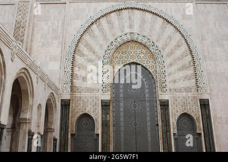 Détail architectural islamique à la mosquée Hassan II de Casablanca, Maroc Banque D'Images