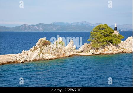 Croatie - le panorama avec la statue de la Vierge Marie à Trpanj, sur le Peliesac penisula. Banque D'Images