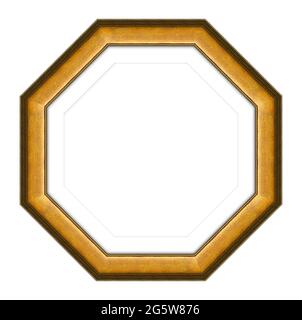 cadre polygonal en bois doré pour photo ou photo, cadre pour miroir isolé sur fond blanc. Avec masque Banque D'Images