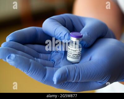 Kiev, Ukraine, 30 juin 2021. Dans cette illustration, une infirmière tient un flacon de vaccin Pfizer / BioNTech Comirnaty COVID-19. Banque D'Images