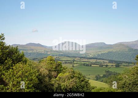 Matin d'été la vallée de Conwy vue depuis les collines au-dessus du village d'Eglwysbach Conwy Snowdonia Nord du pays de Galles Banque D'Images