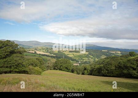 Matin d'été la vallée de Conwy vue depuis les collines au-dessus du village d'Eglwysbach Conwy Snowdonia Nord du pays de Galles Banque D'Images