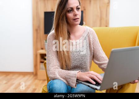 Résumé passer un examen en ligne, regarder des vidéos Internet, apprendre de nouvelles choses, donner des cours leçons, Réunion de classe virtuelle, Travail à distance Banque D'Images