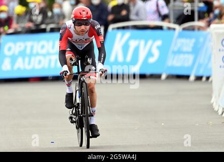 Le belge Jasper de Buyst de Lotto Soudal traverse la ligne d'arrivée à la cinquième étape de la 108e édition de la course cycliste Tour de France, à 27,2 km Banque D'Images