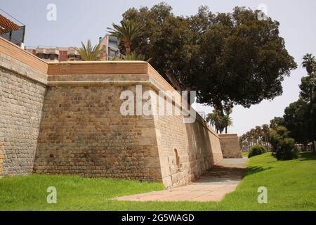 Murs historiques de l'ancienne fortification de la ville, Carthagène, Murcie, Espagne. Le centre historique est entouré de 11 kilomètres de murs défensifs. Banque D'Images