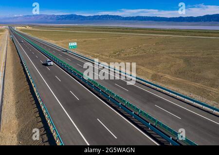 Pékin, Chine. 30 juin 2021. La photo aérienne prise le 30 juin 2021 montre des véhicules qui fonctionnent sur l'autoroute Beijing-Urumqi dans la région autonome du Xinjiang au nord-ouest de la Chine. Credit: Hu Huhu/Xinhua/Alay Live News Banque D'Images