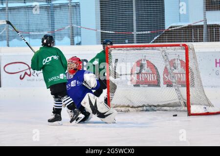 SUISSE. CANTON DE BERNE. GSTAAD. LE JEUNE HOCKEY PLAYEUR SUR L'ANNEAU DE GLACE DE GSTAAD. Banque D'Images