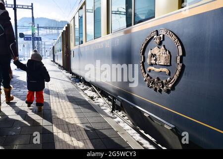 SUISSE. CANTON DE BERNE. LE TRAIN MONTREUX OBERLAND BERNOIS (MOB) DE STYLE BELLE EPOQUE À LA GARE D'INTERLAKEN. Banque D'Images