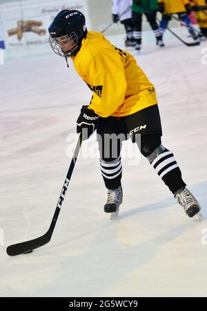 SUISSE. CANTON DE BERNE. GSTAAD. LE JEUNE HOCKEY PLAYEUR SUR L'ANNEAU DE GLACE DE GSTAAD. Banque D'Images