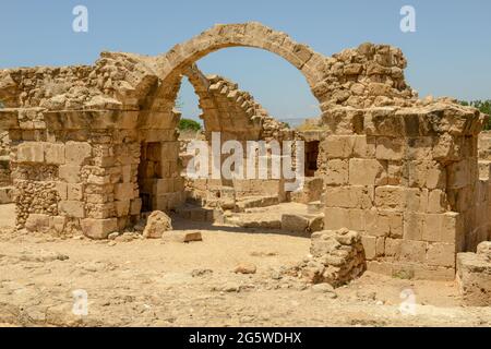 Vue sur les ruines Saranda Kolones de Pafos sur l'île de Chypre Banque D'Images