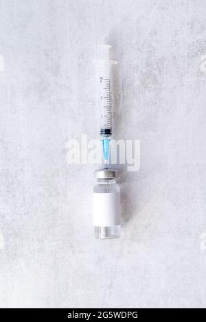Vaccin et seringue en verre médical. Concept de vaccination Banque D'Images
