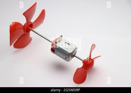 Moteur c.c. à double arbre avec petites hélices se fixent à ses arbres ou rotors pour faire une variété de projets électroniques de loisir Banque D'Images