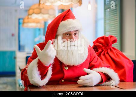 Le père noël est sympa dans un café. Banque D'Images