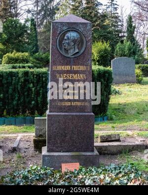 Tombe de Hermann Friedrich Waesemann, constructeur d'hôtels de ville, dans le cimetière Friedhof der Sophien Gemeinde, Mitte, Berlin Banque D'Images