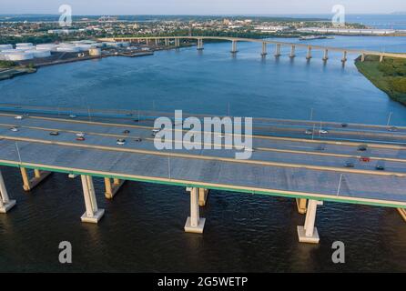 Vue aérienne panoramique du dessus de l'automobile Alfred E. Driscoll Pont traversant la rivière Raritan dans la ville de Woodbridge et Sayreville New Jersey Banque D'Images