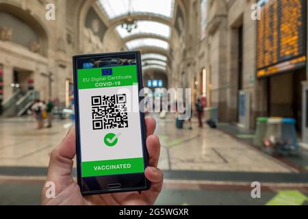 Femme montrant sur smartphone certificat numérique Covid de l'UE. Banque D'Images