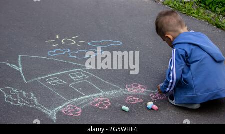 enfants tirant sur l'asphalte maison familiale. Mise au point sélective Banque D'Images