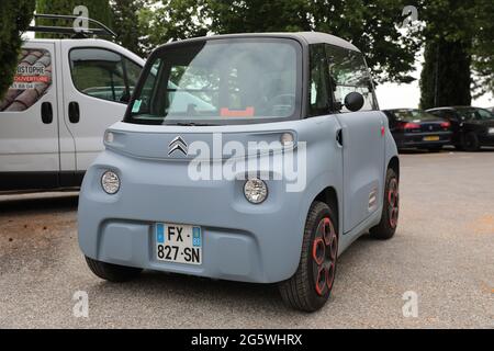 Seillans, France - 19 juin 2021 : petite voiture française Citroën ami Electric à deux places, micro-City, garée dans la rue de Seillans, dans le sud de la France, Banque D'Images