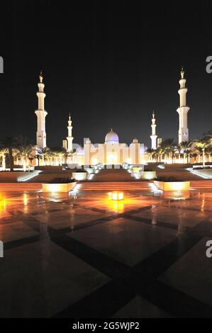ÉMIRATS ARABES UNIS. ABOU DHABI. LA GRANDE MOSQUÉE SHEIKH ZAYED BIN SULTAN AN NAHYAN LA NUIT. Banque D'Images