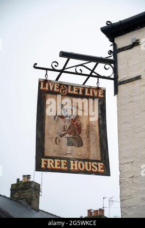 L'ancien panneau de pub au Live and Let Live Freehouse à Cambridge au Royaume-Uni Banque D'Images