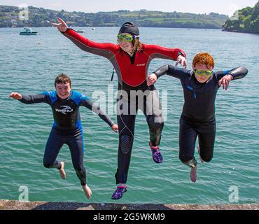 Les enfants sautent en arrière dans la mer pendant les vacances d'été Banque D'Images