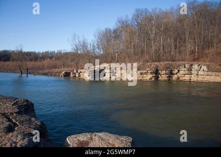 Vue en aval de la chute d'eau à Cataract Falls, lieu de loisirs de l'État de Lieber, Indiana, États-Unis Banque D'Images