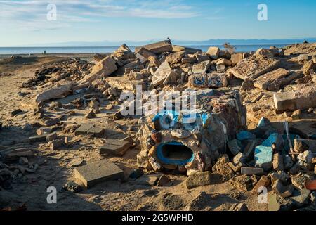 Illustration créative d'un tuyau de drainage facial à Bombay Beach dans la mer de Salton Banque D'Images