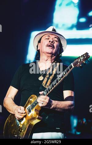 FESTIVAL D'ÉTÉ DE MILAN, MILAN, ITALIE: Le guitariste, compositeur et musicien mexicain américain Carlos Santana interprète en direct sur scène au Festival d'été de Milan pour son "Divination Tour" 2018. Banque D'Images