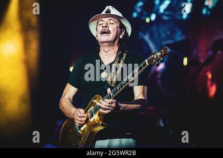 FESTIVAL D'ÉTÉ DE MILAN, MILAN, ITALIE: Le guitariste, compositeur et musicien mexicain américain Carlos Santana interprète en direct sur scène au Festival d'été de Milan pour son "Divination Tour" 2018. Banque D'Images