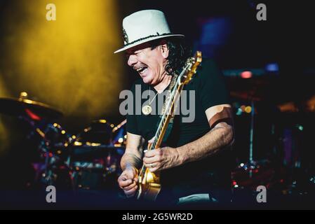 FESTIVAL D'ÉTÉ DE MILAN, MILAN, ITALIE: Le guitariste, compositeur et musicien mexicain américain Carlos Santana interprète en direct sur scène au Festival d'été de Milan pour son "Divination Tour" 2018. Banque D'Images