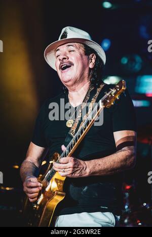 FESTIVAL D'ÉTÉ DE MILAN, MILAN, ITALIE: Le guitariste, compositeur et musicien mexicain américain Carlos Santana interprète en direct sur scène au Festival d'été de Milan pour son "Divination Tour" 2018. Banque D'Images