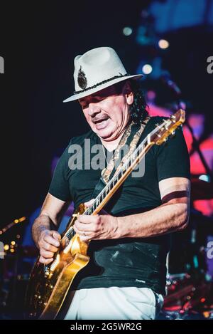 FESTIVAL D'ÉTÉ DE MILAN, MILAN, ITALIE: Le guitariste, compositeur et musicien mexicain américain Carlos Santana interprète en direct sur scène au Festival d'été de Milan pour son "Divination Tour" 2018. Banque D'Images